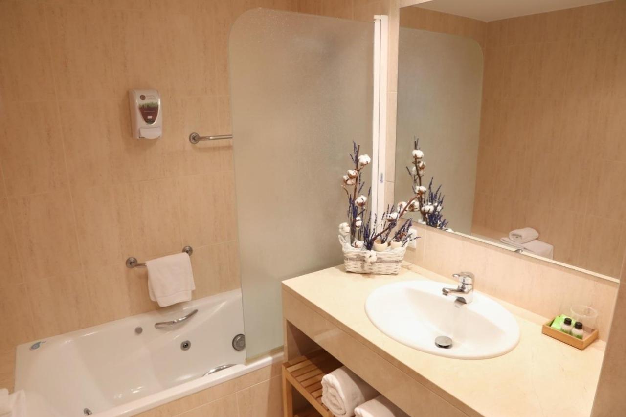 Hostal Torras ซานต์ ฮิลาริ ซาคาล์ม ภายนอก รูปภาพ