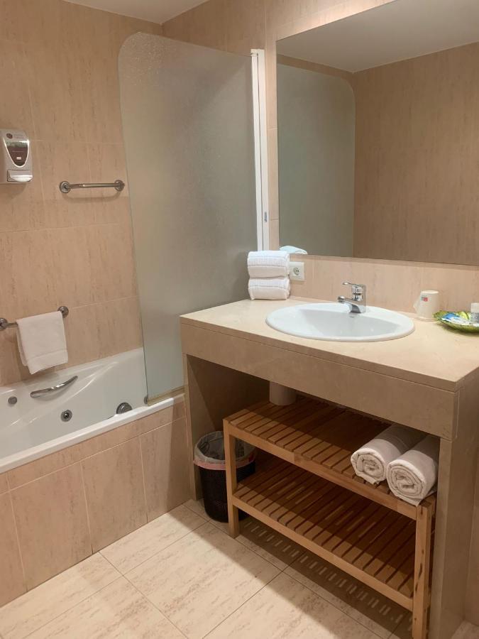 Hostal Torras ซานต์ ฮิลาริ ซาคาล์ม ภายนอก รูปภาพ